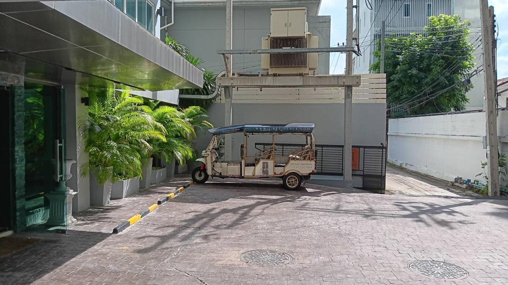 J Residence Thonglor 8 Bangkok Exteriör bild