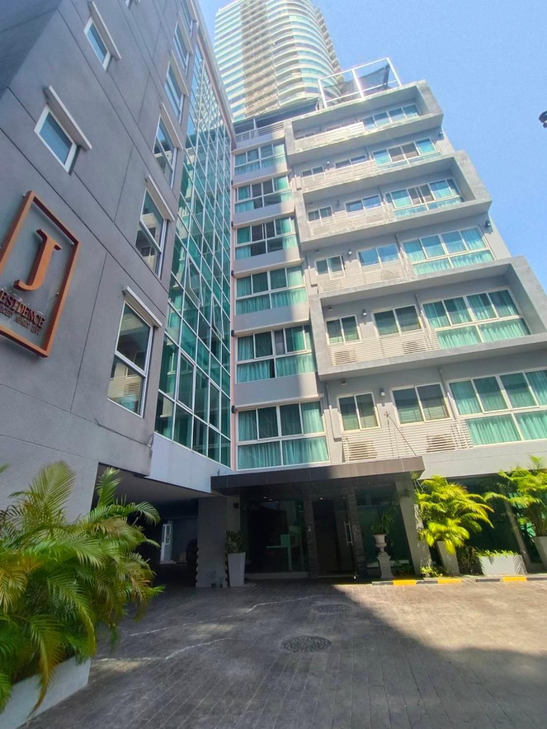 J Residence Thonglor 8 Bangkok Exteriör bild