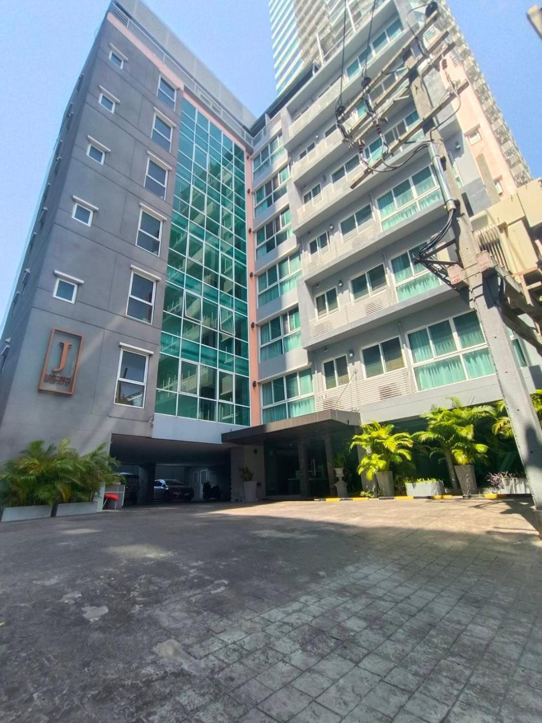 J Residence Thonglor 8 Bangkok Exteriör bild